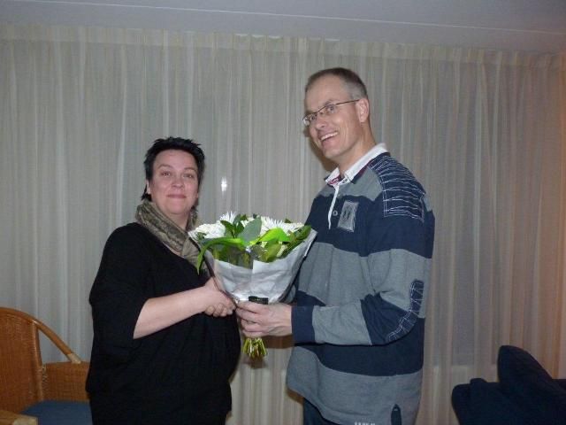 Penningmeester Sibrand Hassing biedt Trea een boeketje bloemen aan | Weblog Staphorst