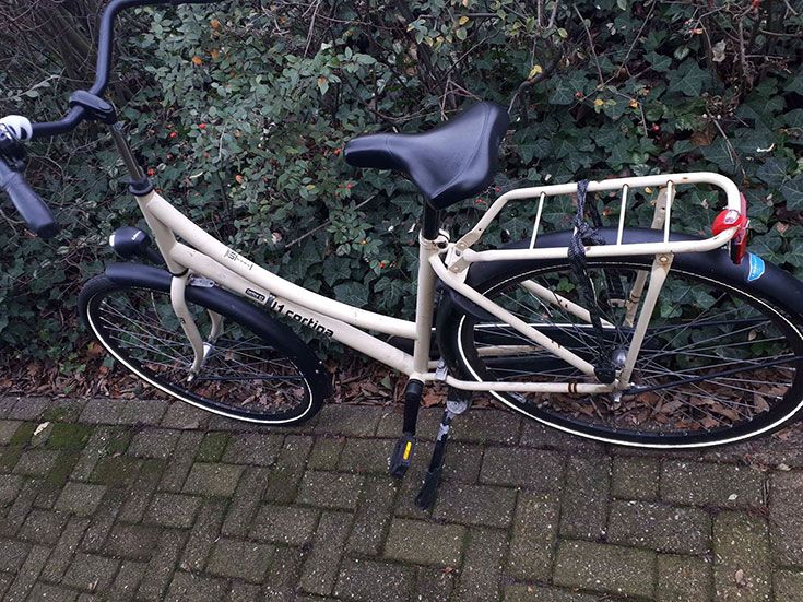 Van wie is deze witte Cortina fiets?